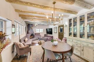 Mid-Century Modern Taos Home with Hot Tub and Fire Pit - Taos - 8