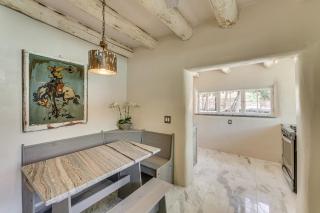 Mid-Century Modern Taos Home with Hot Tub and Fire Pit - Taos - 4
