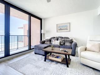 Oceanfront Sunrise Overlooking Pool Walk to shopping dining Sunrise 805 - Edgewater - 7