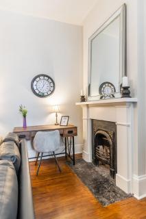 Modern 1BR Apartment in James South Area - Hamilton - 8