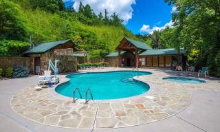 Perfect Getaway- Game Room, Mini Golf Course, Hot Tub, Pool Access - 0