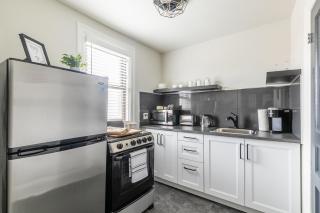 Modern Apartment on James St South - Hamilton - 1