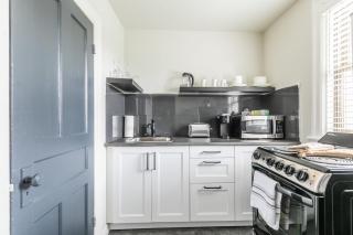 Modern Apartment with Kitchen on James St - Hamilton - 7