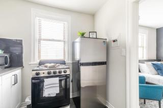 Modern Apartment with Kitchen on James St - Hamilton - 8