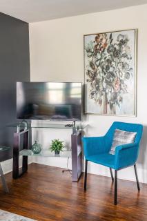 Modern Apartment with Kitchen on James St - Hamilton - 2