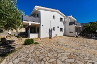 Apartments Crnko, 50m from the beach with free parking and drinkable tap water - Vir - 0