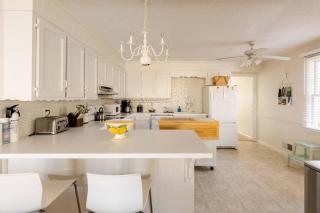Lakefront Cottage with heated pool - Inman - 6
