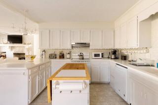 Lakefront Cottage with heated pool - Inman - 4