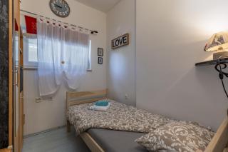 Cozy Home with Private Garden - Happy Rentals - 4