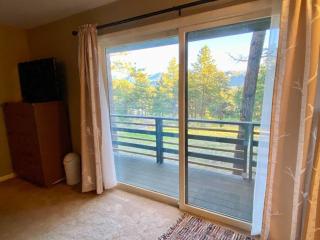 Spacious Zen Nature Town Retreat - 2