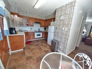 Valley Condo 101 Creekside - End Unit - Wi-Fi - Hot Tub - Fireplace - Washer - Dryer - Playground - Red River - 6