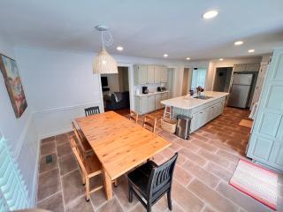 Big space inside and out, 15min to UofA w 1acre - Fayetteville - 2