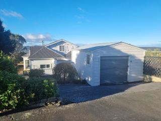 Cozy Coastal Retreat - 9