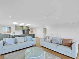 2-Bed Beach Haven with Garden & Alfresco Dining - 4