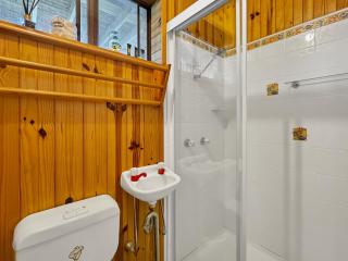 2-Bed Beach Haven with Garden & Alfresco Dining - 1
