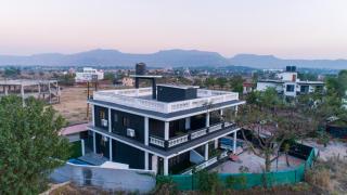 EMPYREAN STAY ll 3BHK ll JAGUAR VILLA ll AC ll PVT POOL ll LUXURY - Lonavala - 8