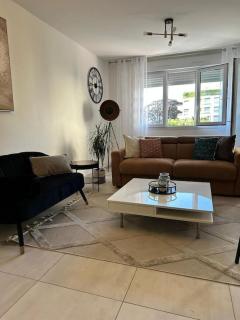 Spacieux Appartement de 73 m2 en plein centre-ville d'Evian avec 2 chambres - Évian-les-Bains - 0