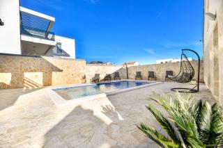 Crowonder Villa Smile with Swimming Pool and Stone Backyard - 7
