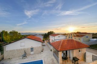 Crowonder Villa Smile with Swimming Pool and Stone Backyard - Vir - 9