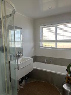 Beach house with a pool - Waihi Beach - 2