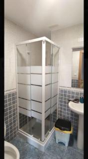 Piso planta baja y gran patio con piscina comunitaria de alquiler temporal - 8