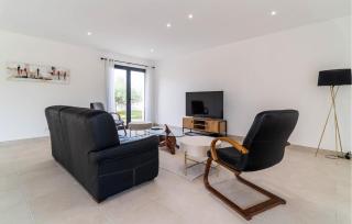 3 Bedroom Amazing Home In Bellegarde - Bellegarde - 8