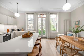 Luxury 3 Bed Apartment with Balcony in Kensington Olympia - 0
