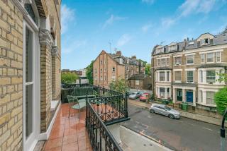 Luxury 3 Bed Apartment with Balcony in Kensington Olympia - 1