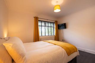 Long stays by Tailored Accommodation - Comfy & Stylish 3-Bedroom home - TV in every room! - Sketty - 0