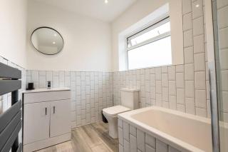 Long stays by Tailored Accommodation - Comfy & Stylish 3-Bedroom home - TV in every room! - Sketty - 4