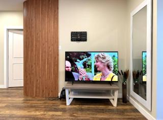 New&Stylish&Cozy Suit near Spruce Meadows Sleeps 6- Backyard-EV - 8