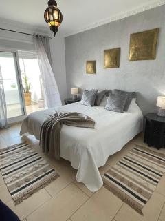 Asilah Luxury Living ------Sea View --Access to 2 pools --5 minutes From Thee Beach -----NETFIX----- Private Parking ----------------------------------Vida de Lujo ---- Vistas al mar ----- Acceso a 2 Piscinas ------a 5 minutos de playa - Tangeri - 8
