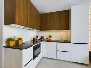 City Centre & Modern Quiet Apartment with Parking by Renters Prestige - 1
