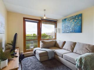 Lovely 1 BR serviced apartment w patio sleeps 3 Pass The Keys - Londen - 0