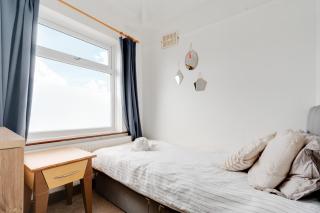 Elegant 3-Bed Manchester Haven with free Parking by KeenzChillz - 3