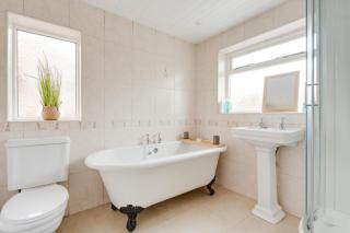 Elegant 3-Bed Manchester Haven with free Parking by KeenzChillz - 1