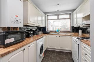 Elegant 3-Bedroom Manchester Retreat Free Parking KeenzChillz - 4