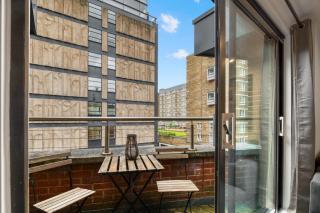 A Vibrant 2 Bed & 2 Bath in Old Street ZONE 1 - 1