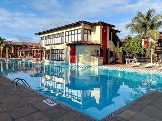 Casa em Condomínio localizado a aproximadamente 250m da praia de Taperapuã e da Arena Axé Moi, com 3 suítes todas com ar condicionado, piscinas adulto e infantil, sauna, portaria 24hrs e internet privativa 300MBPS. - Porto Seguro - 5