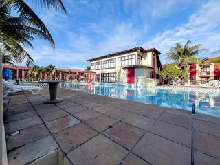 Casa em Condomínio localizado a aproximadamente 250m da praia de Taperapuã e da Arena Axé Moi, com 3 suítes todas com ar condicionado, piscinas adulto e infantil, sauna, portaria 24hrs e internet privativa 300MBPS. - Porto Seguro - 2
