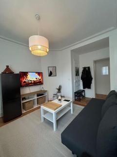 Situé à 7 min à pied de Paris Porte de Versailles et Métro - 6