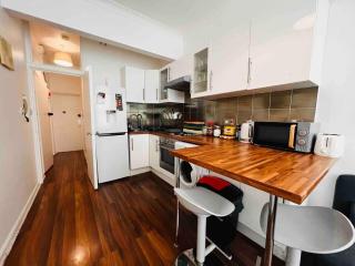 Apartment Sleeps 7 with Wifi - 9