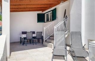 2 Bedroom Amazing Apartment In Cesarica - Cesarica - 2