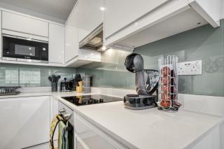 A Vibrant 2 Bed & 2 Bath in Old Street ZONE 1 - 3