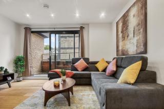 A Vibrant 2 Bed & 2 Bath in Old Street ZONE 1 - 7