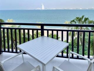 Elegantly Renovated 1BR Apartment at 5 Star Resort - Dubai - 8