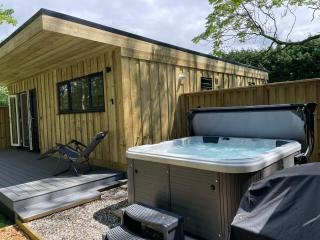 Luxury Chestnut Lodge with Hot Tub and Games Room - Toppesfield - 8