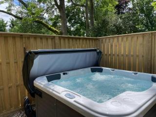 Luxury Chestnut Lodge with Hot Tub and Games Room - Toppesfield - 1