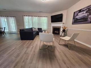 5-Bed Gem Close to Duluth Fun Sleeps 16 - Duluth - 2