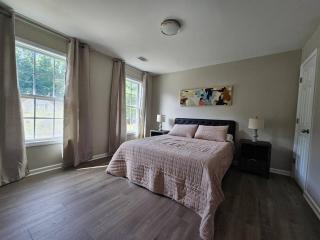 5-Bed Gem Close to Duluth Fun Sleeps 16 - Duluth - 1